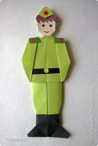 Предлагаю вам  МК по изготовлению авторской модели солдата.
Фигурка односторонняя, хорошо подходит для панно, открыток.
Поделка состоит из трех частей: тело(гимнастерка с брюками), голова в пилотке (или в фуражке), сапоги. (фото 2)